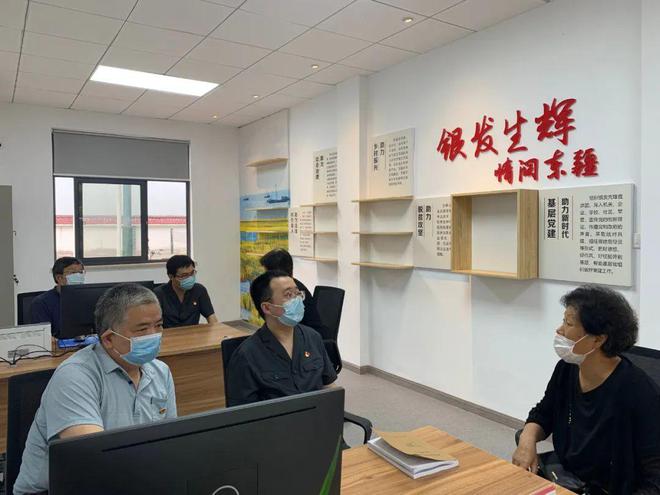 退休不褪色，银发映法徽——启东法院“银法先锋”开展法律志愿服务